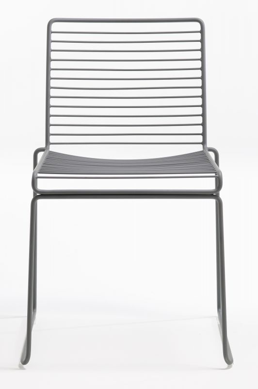 Hee Dining Chair von Hay, Stuhl aus grauem Metall, Frontansicht.